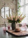 4250_FloralCharm-2_Roomshot_Livingroom-Borastapeter-Lasses-i-Ryd