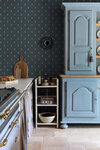 S10269_Mimi_Indigo-Blue_Sandberg-Wallpaper_interior1-467x700-4fe6ba22-b582-4821-9659-ad131125b83e