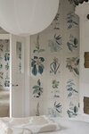 S10589_Flora_Blue_Sandberg-Wallpaper_interior3-667x1000-5087f683-f154-4ded-b37c-c189d7e3b243