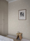 S10625_Frida_Sandstone_Sandberg-Wallpaper_interior1-1125x1500-17216848-97a7-4644-8624-73a8aa1dfc68