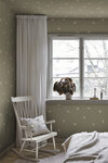 S10626_Frida_Olive-Green_Sandberg-Wallpaper_interior2-1000x1500-9e491ff3-ff8d-491c-aaa3-7b3435312f29