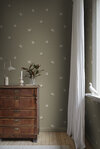 S10626_Frida_Olive-Green_Sandberg-Wallpaper_interior3-1010x1500-1f6ee8df-8084-40f1-a368-99feb9aaf997