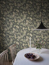 S10632_Elliot_Dark-Blue_Sandberg-Wallpaper_interior2-1125x1500-81c2c247-23fa-493e-a5a5-36228c35a894